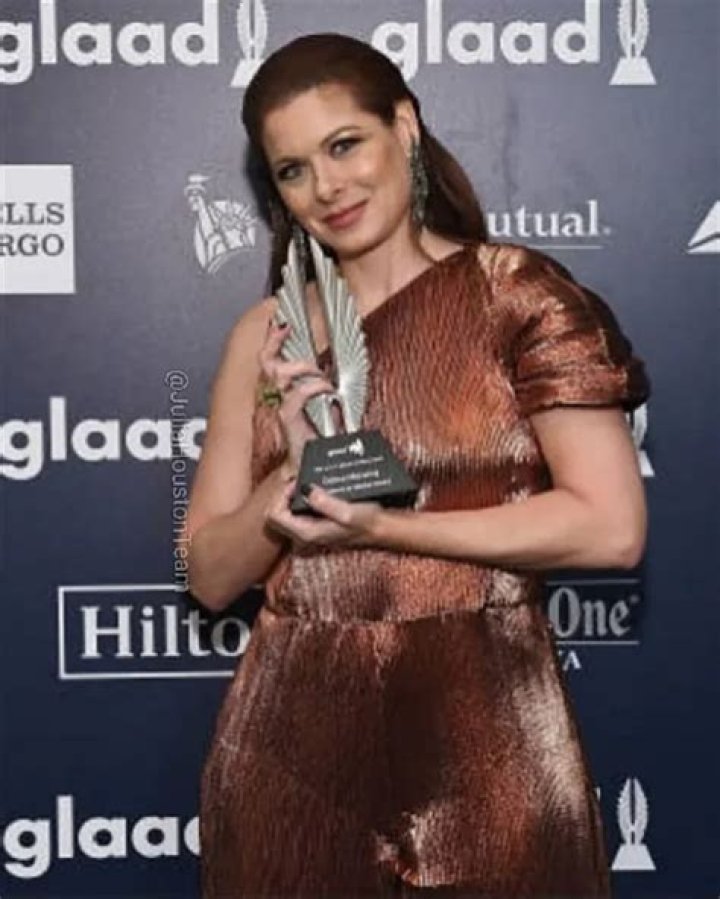 Debra Messing Bra Size, Age, Weight, Height, Measurements