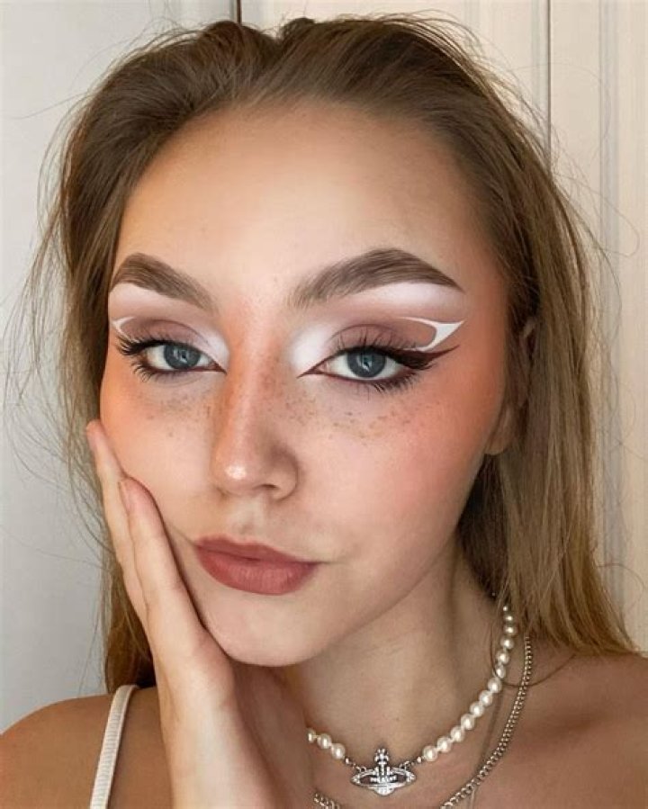 Does Derek Carr Wear Eyeliner, Make UP, Sleeves ?