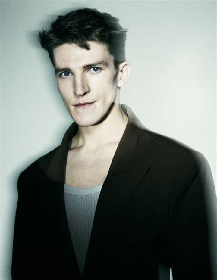 Ewan Mitchell Wiki, Age, Birthday, Instagram, Girlfriend, Height, Net Worth & More