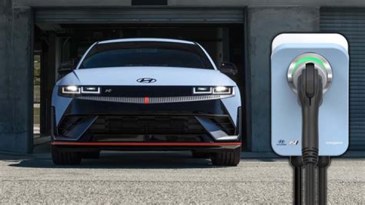 Hyundai EV Commercial Actor 2023: Kevin Bacon & Sosie Bacon