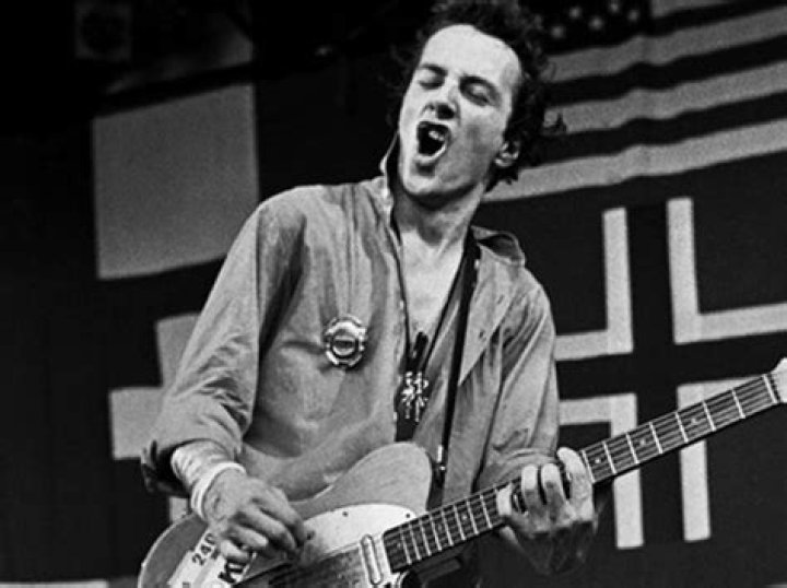 Joe Strummer Biography - Facts, Childhood, Family Life & Achievements of English Musician