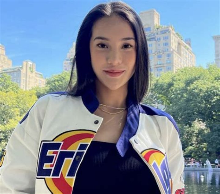 Anya Geraldine in Bathing Suit Says "Excuse Me" — Celebwell