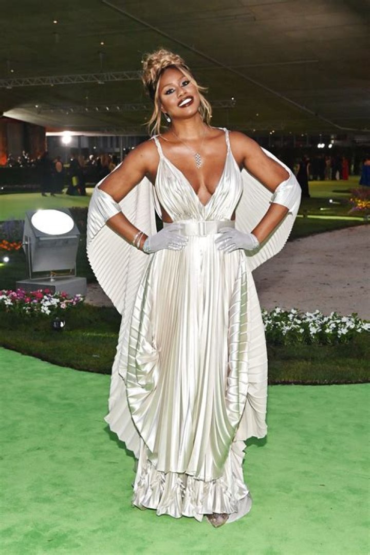 Lila Moss in Bathing Suit Goes "Mexiloco" — Celebwell