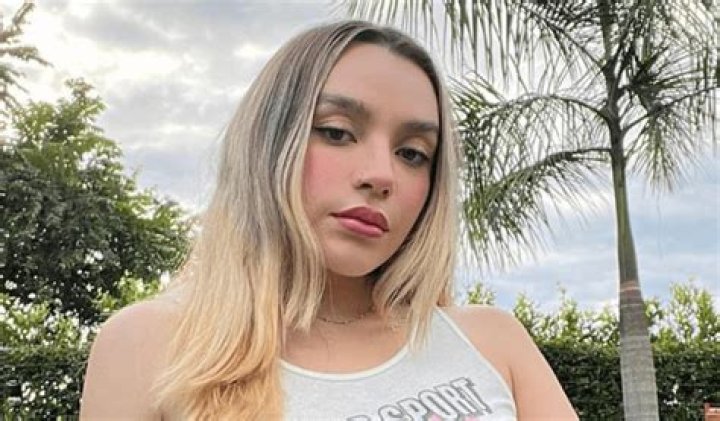 Sofia Castro in Bathing Suit Says "Te la Dedico" — Celebwell