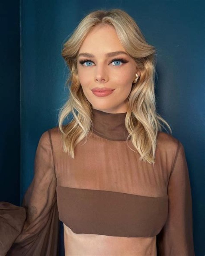Samara Weaving Biography - Facts, Childhood, Family Life & Achievements