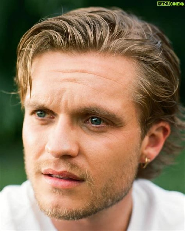 Tom Glynn Carney Wiki, Age, Girlfriend, Birthday, Height, Father, Mother, Net Worth & More