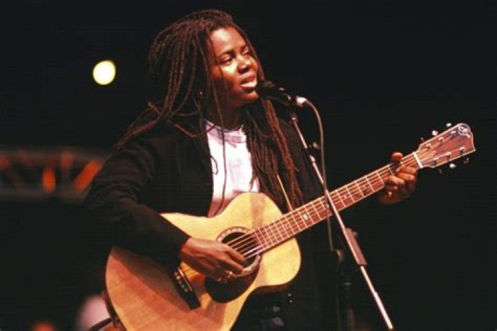 Tracy Chapman Biography - Facts, Childhood, Family Life & Achievements