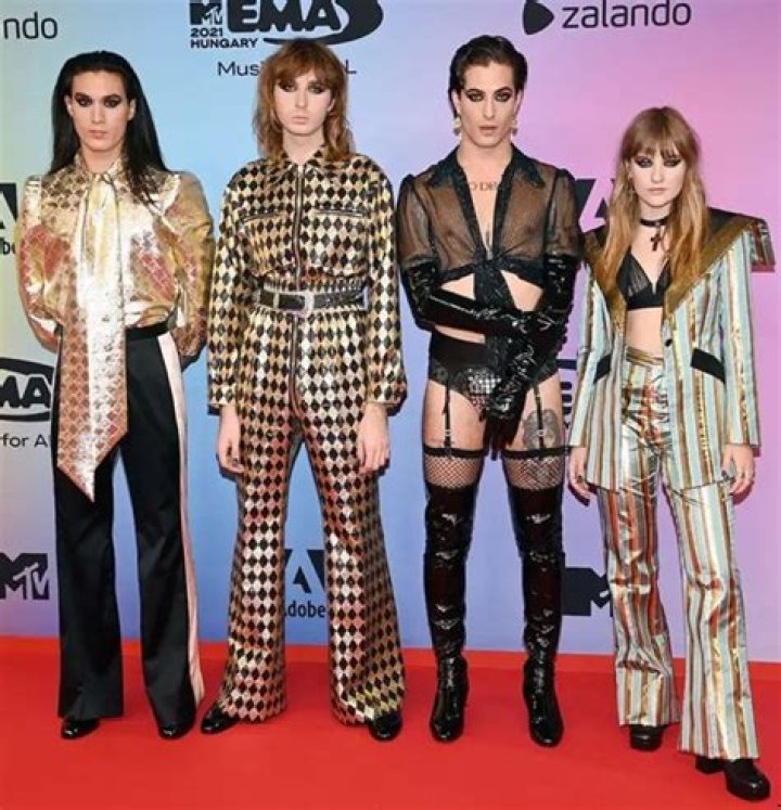 Victoria De Angelis Body Measurements Height Weight Shoe Size