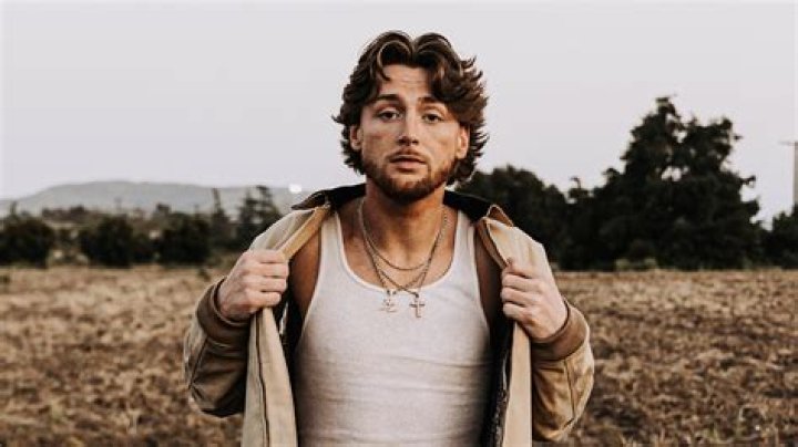 Why did Bailey Pickett pretend to be a boy? – Celebrity