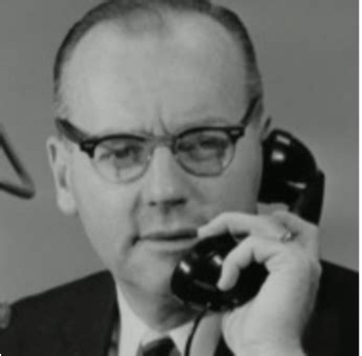 Bill Maher Biography - Facts, Childhood, Family Life & Achievements