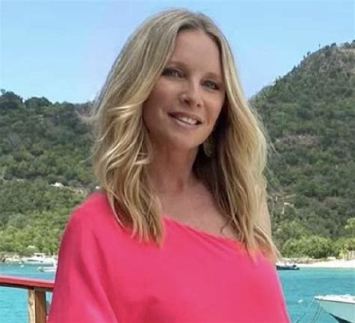 Young and the Restless' Lauralee Bell Shares Swimsuit Photo With "Family" — Celebwell